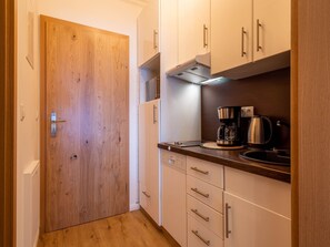 Kühlschrank, Mikrowelle, Herdplatte, Geschirrspüler