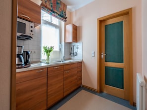 Kühlschrank, Mikrowelle, Herdplatte, Geschirrspüler