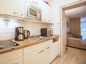 Kühlschrank, Mikrowelle, Herdplatte, Geschirrspüler