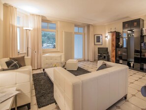 Fernseher, DVD-Player, Stereoanlage