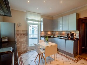 Fridge, microwave, oven, stovetop - Apartment with sea view, 1 bedroom and balcony (Ostseebad Binz)