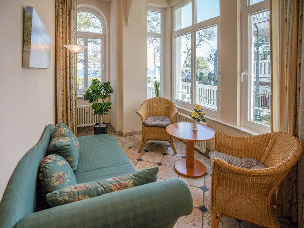 Fernseher, DVD-Player, Stereoanlage