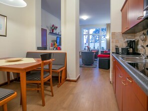 Kühlschrank, Mikrowelle, Herdplatte, Geschirrspüler