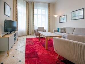 Fernseher, DVD-Player, Stereoanlage
