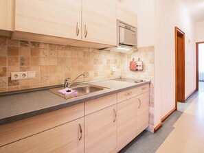 Kühlschrank, Mikrowelle, Herdplatte, Geschirrspüler