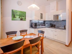 Kühlschrank, Mikrowelle, Herdplatte, Geschirrspüler