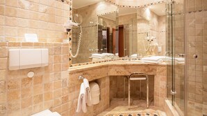 A bathroom with a glass shower enclosure, a vanity with a mirror, and a towel rack. - Apartment with sea view and 1 bedroom (Ostseebad Binz)