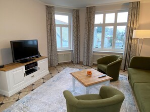 Fernseher, DVD-Player, Stereoanlage