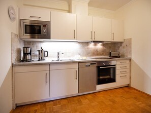 Fridge, microwave, oven, stovetop - Apartment with sea view, 2 bedrooms and balcony (Ostseebad Binz)