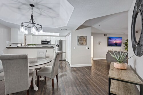 Beautiful newly remodeled 2-Bdrm Biltmore Condo!