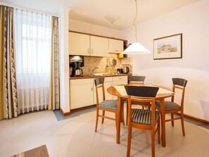 Dining - Apartment with sea view, 1 bedroom and balcony (Ostseebad Binz)