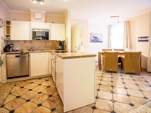 Kühlschrank, Mikrowelle, Herdplatte, Geschirrspüler