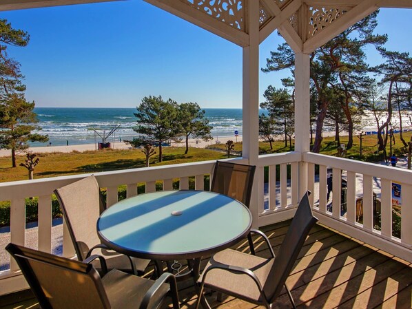 Outdoor dining - Apartment with sea view, 1 bedroom and balcony (Ostseebad Binz)