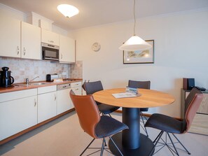 Dining - 1-room vacation apartment with sea view and balcony (Ostseebad Binz)
