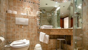 Ein Badezimmer mit Toilette, Waschbecken und Duschbereich.