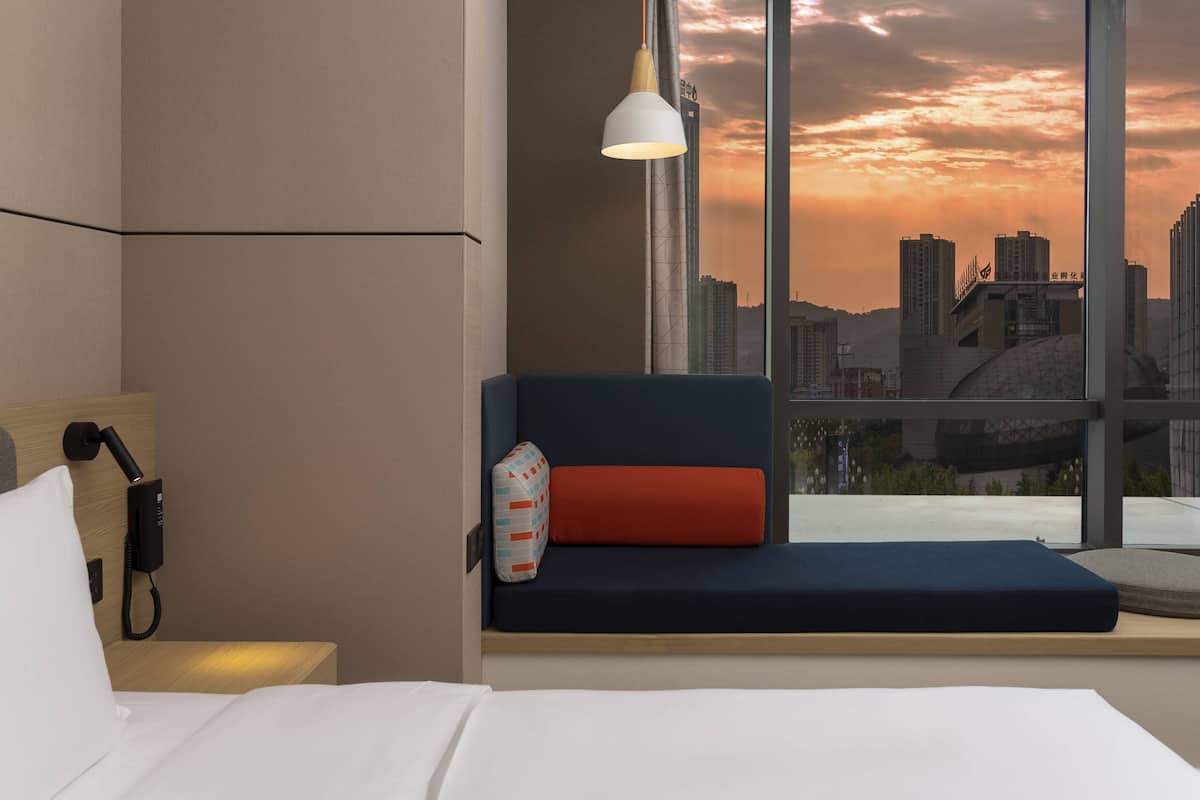 Chambre Standard, 1 très grand lit (Extra Floor Space) | Coffre-fort, bureau, système d’insonorisation, fer et planche à repasser