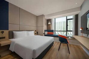 Habitación estándar, 1 cama King size (Extra Floor Space) | Caja de seguridad en la habitación, escritorio y insonorización 