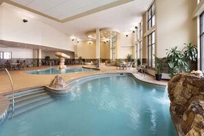 Inomhuspool och utomhuspool
