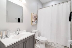 Ducha y bañera combinadas, secador de pelo y toallas