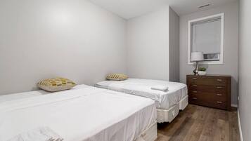 2 habitaciones, tabla de planchar con plancha, wifi y ropa de cama