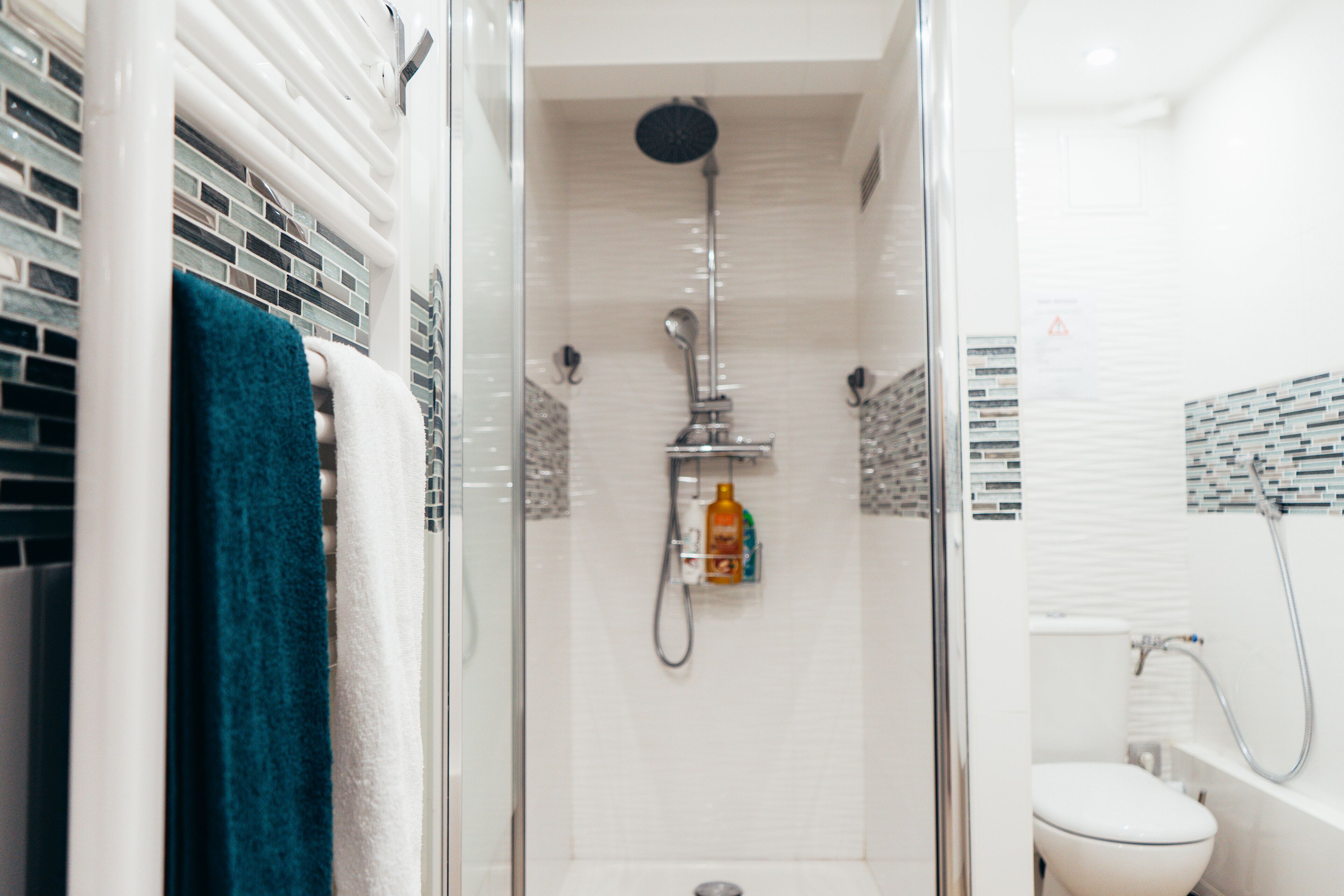 Een douche, een haardroger, een bidet, zeep