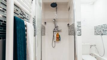 Een douche, een haardroger, een bidet, zeep