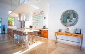 Een koelkast, een microgolfoven, een oven, een vaatwasser