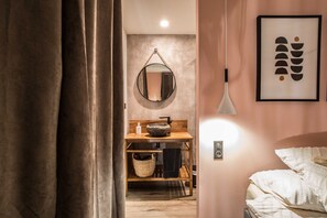 3 bedrooms, in-room safe, iron/ironing board, free WiFi