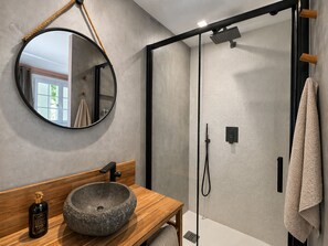 Shower, hair dryer, towels, soap - VILLA NONNA / 90m2, 3 bedrooms, 50m2 terrace, griddle, free Wifi and Netflix (Sainte-Maxime)