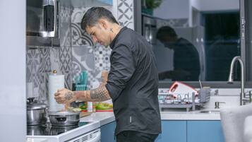 Réfrigérateur, micro-ondes, four, cafetiÚre/bouilloire