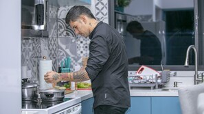 Réfrigérateur, micro-ondes, four, cafetiÚre/bouilloire