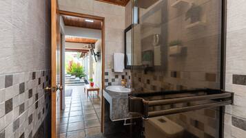 Douche, serviettes fournies, savon, papier toilette