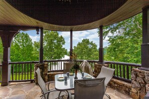 Terrace/patio - Bellissimo Castle (Gainesville)