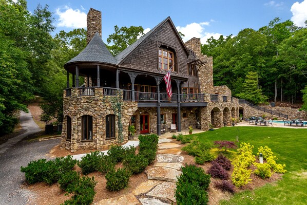 Exterior - Bellissimo Castle (Gainesville)