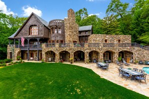 Exterior - Bellissimo Castle (Gainesville)