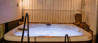 Private, Dog-friendly Suite w/ Hot Tub near Downtown COS