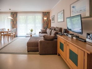 Fernseher, DVD-Player, Tischtennisplatte, Stereoanlage