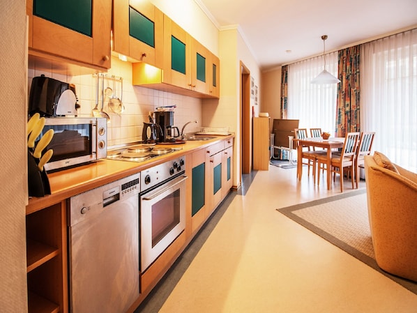 Kühlschrank, Mikrowelle, Ofen, Geschirrspüler