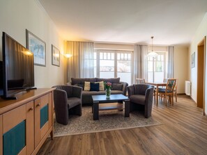 Fernseher, DVD-Player, Tischtennisplatte