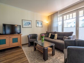 Fernseher, DVD-Player, Tischtennisplatte