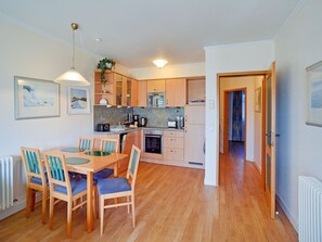 Dining - Comfort apartment with 2 bedrooms and terrace on the first floor (Ostseebad Binz)