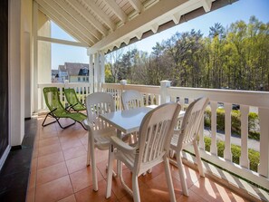 Outdoor dining - Klassik Ferienwohnung mit 1 Schlafzimmer und Balkon im Obergeschoss (Ostseebad Binz)