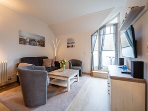 Fernseher, DVD-Player, Tischtennisplatte, Stereoanlage