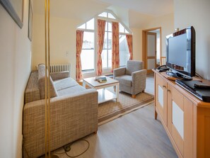 Fernseher, DVD-Player, Tischtennisplatte, Stereoanlage