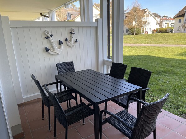 Outdoor dining - Comfort apartment with 1 bedroom and terrace on the first floor (Ostseebad Binz)