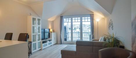 Fernseher, DVD-Player, Tischtennisplatte, Stereoanlage