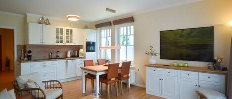 Fernseher, DVD-Player, Tischtennisplatte, Stereoanlage