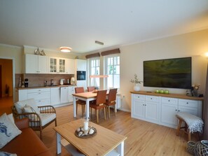 TV, DVD player, table tennis, stereo - Comfort plus vacation apartment with 1 bedroom and terrace on the first floor (Ostseebad Binz)