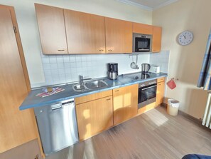 Fridge, microwave, oven, stovetop - Comfort apartment with 1 bedroom and balcony on the top floor (Ostseebad Binz)