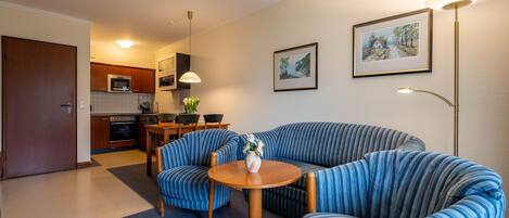 Televisie, een dvd-speler, een tafeltennistafel en een stereo